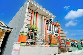 SPOT ON 93149 Karman's Sari 1 Homestay Syariah