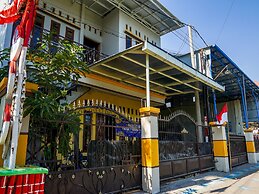 OYO 93161 Nurul Hikmah Homestay Syariah & Sport Center