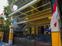 OYO 93161 Nurul Hikmah Homestay Syariah & Sport Center