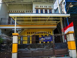 OYO 93161 Nurul Hikmah Homestay Syariah & Sport Center