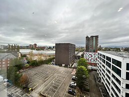 1 Bed Apartment near Old Trafford with Free car park