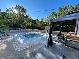 Villa With Pool in Pelekas Near the Beach