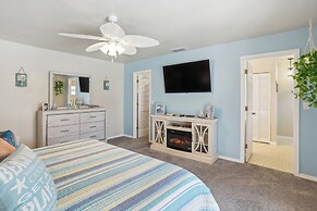 Luxurious Florida Home w/ Pool & Canal Access