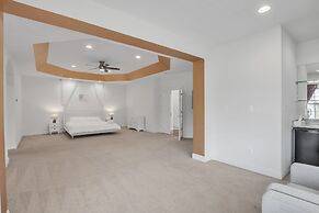 Bull Run Estate: Luxury Retreat W/ Scenic Views 6 Bedroom Home by RedA