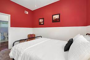 The Magnolia House in Old Town - Private Hot Tub