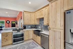 The Magnolia House in Old Town - Private Hot Tub