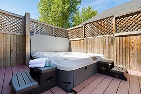 The Magnolia House in Old Town - Private Hot Tub