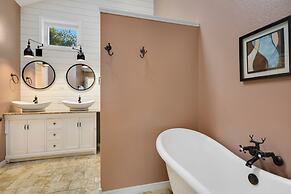 The Magnolia House in Old Town - Private Hot Tub