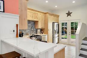 The Magnolia House in Old Town - Private Hot Tub