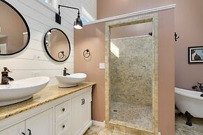 The Magnolia House in Old Town - Private Hot Tub