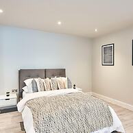 Seven Living Bracknell - Free Parking on Site