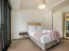 Bright & Modern Auckland Cbd Apartment