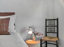 Designer Luxury 2-Bed Apartment With Car Park