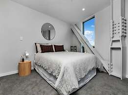 Designer Luxury 2-Bed Apartment With Car Park