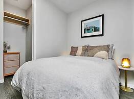 Designer Luxury 2-Bed Apartment With Car Park