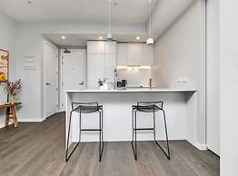 Designer Luxury 2-Bed Apartment With Car Park