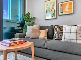 Designer Luxury 2-Bed Apartment With Car Park