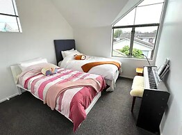 Private And Sunny 3-Bedroom Home With Parking