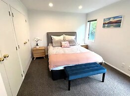 Private And Sunny 3-Bedroom Home With Parking