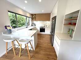 Private And Sunny 3-Bedroom Home With Parking