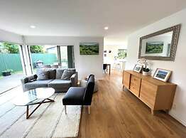 Private And Sunny 3-Bedroom Home With Parking