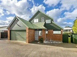 Private And Sunny 3-Bedroom Home With Parking