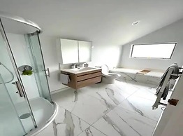 Private And Sunny 3-Bedroom Home With Parking