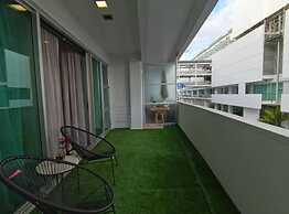 Viaduct Apartment With A Balcony!