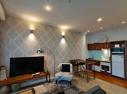 Viaduct Apartment With A Balcony!