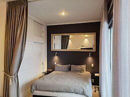 Viaduct Apartment With A Balcony!