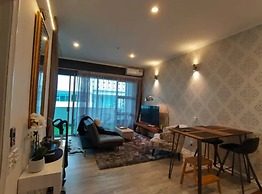 Viaduct Apartment With A Balcony!