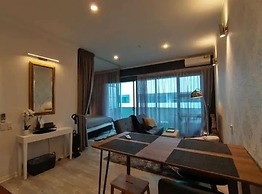 Viaduct Apartment With A Balcony!