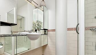 Viaduct Apartment With A Balcony!