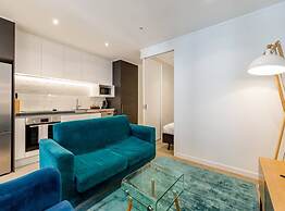 Central & Modern 2-Bedroom Apartment