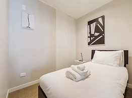 Central & Modern 2-Bedroom Apartment