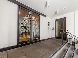 Central & Modern 2-Bedroom Apartment