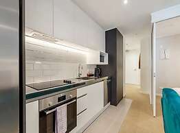 Central & Modern 2-Bedroom Apartment