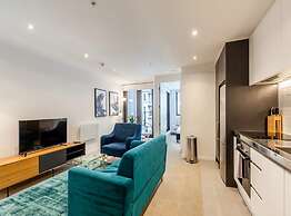 Central & Modern 2-Bedroom Apartment