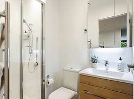 Sunny Retreat In Heart Of Cbd