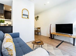 Sunny Retreat In Heart Of Cbd