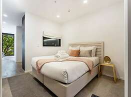 Sunny Retreat In Heart Of Cbd