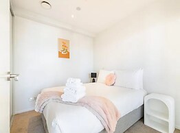 City Views From Bright And Spacious Apartment!