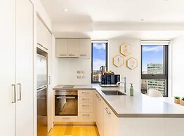 City Views From Bright And Spacious Apartment!