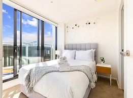 City Views From Bright And Spacious Apartment!