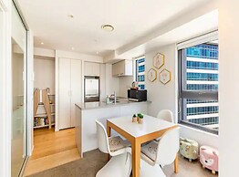 City Views From Bright And Spacious Apartment!