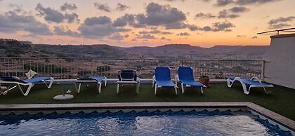 Modern 4-bed Home in Ix-xaghra, Valley View Pool