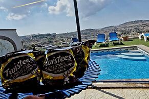 Modern 4-bed Home in Ix-xaghra, Valley View Pool