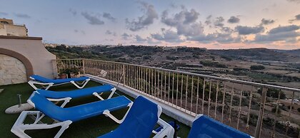 Modern 4-bed Home in Ix-xaghra, Valley View Pool