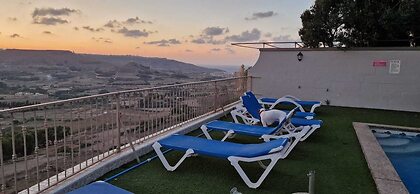 Modern 4-bed Home in Ix-xaghra, Valley View Pool