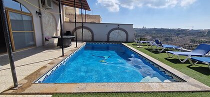 Modern 4-bed Home in Ix-xaghra, Valley View Pool
